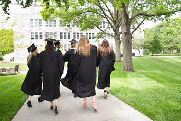 How much does studying in Canada cost for international students in 2025–26?