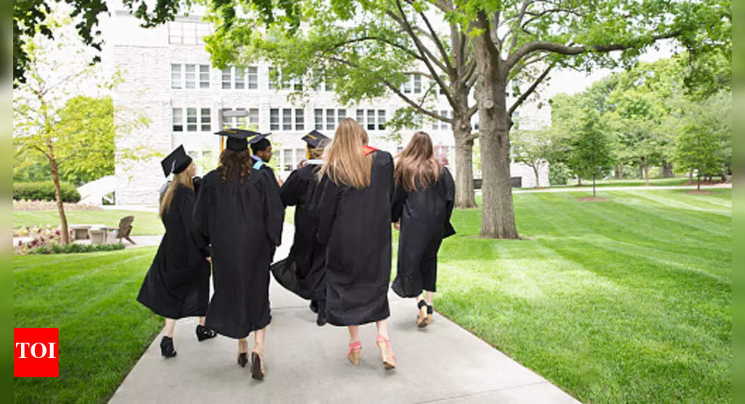 How much does studying in Canada cost for international students in 2025–26?