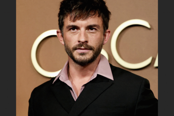 Fashion lessons from Jonathan Bailey that aren’t about clothes