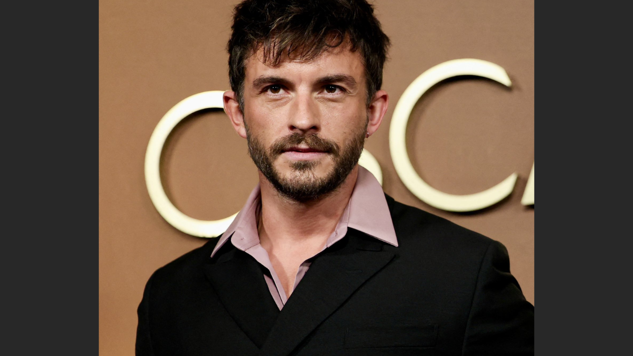 Fashion lessons from Jonathan Bailey that aren’t about clothes
