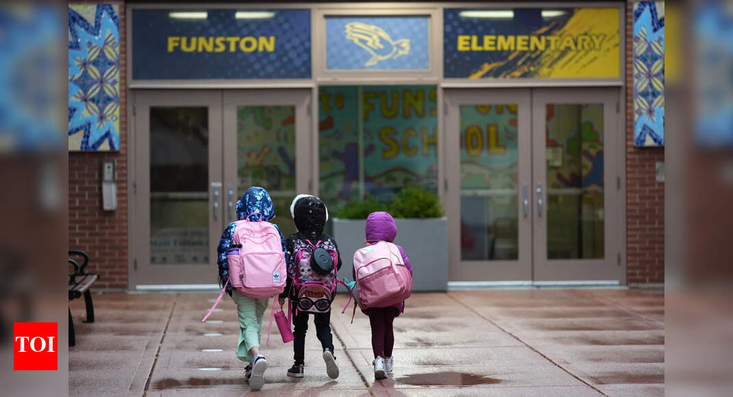 ICE crackdown leads to rising school absences in Chicago immigrant communities, widening existing gaps for English learners