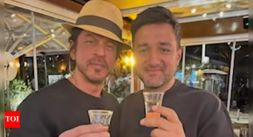 Did Siddharth Anand take a dig at Sandeep Reddy Vanga, Prabhas in his birthday wish for Shah Rukh Khan? Fans think so! | Hindi Movie News