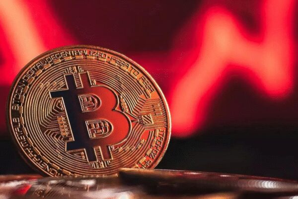 Crypto slump: Bitcoin falls below 0,000 as  billion sold; long-term holders trigger renewed selling
