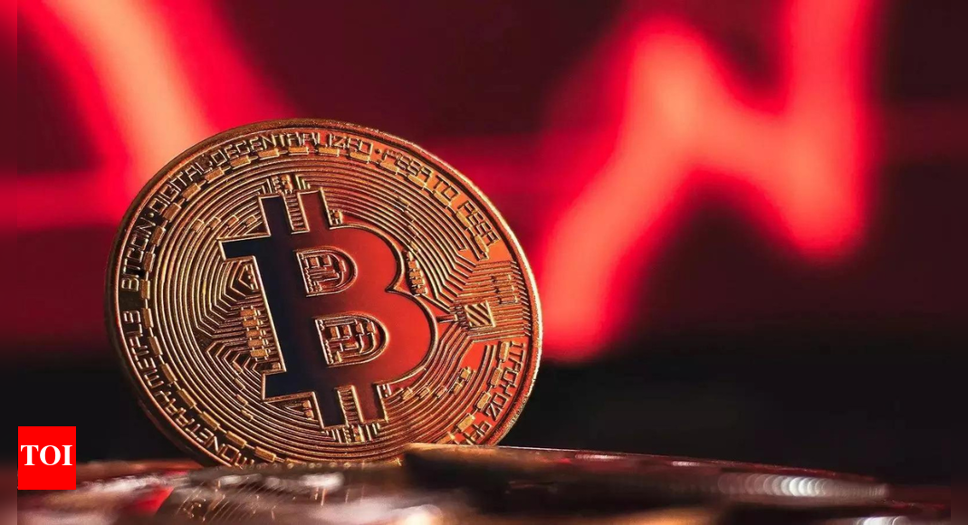 Crypto slump: Bitcoin falls below 0,000 as  billion sold; long-term holders trigger renewed selling