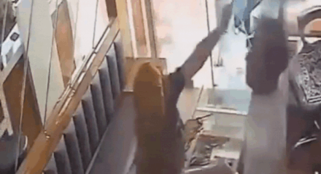 Robbery bid failed in Ahmedabad: Woman throws chilli powder at jeweller, gets slapped over 15 times