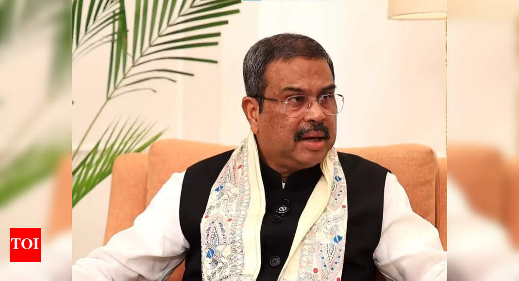 Union Education Minister calls for making collective singing of ‘Vande Mataram’ in all classrooms of DU a tradition