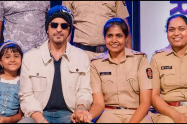Shah Rukh Khan’s sweet gesture in THIS viral pic wins the hearts; Netizens call him ‘King of hearts’