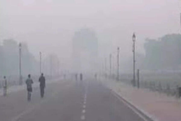 Delhi chokes as AQI crosses 400 mark: GRAP-3 in force while schools continue in hybrid mode