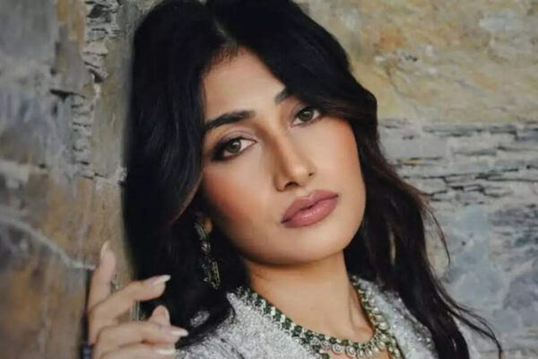 Dhanashree Verma’s heartwarming paparazzi moment; she says ‘Dhyaan se yahan pe’ – Watch