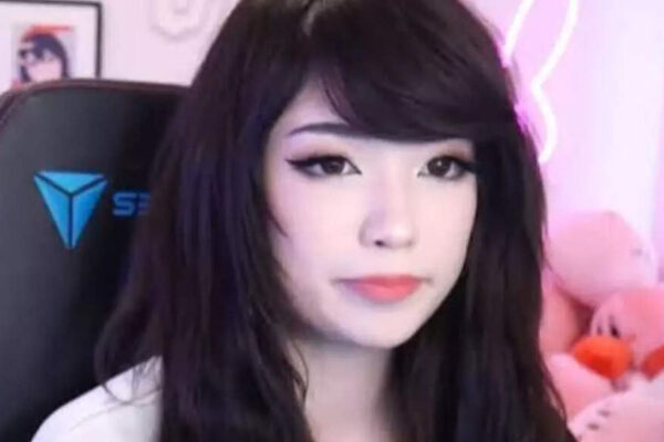 Emiru sparks confusion by revealing an unexpected warning to stop flying alone after her TwitchCon assault