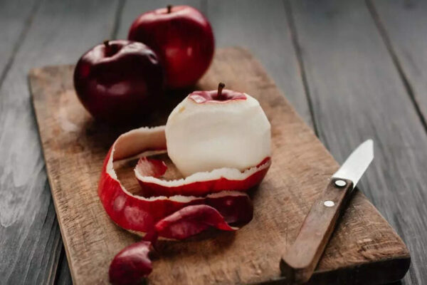 Peeled vs. unpeeled apples: Which option gives you more nutrients, fibre, and maximum health benefits |