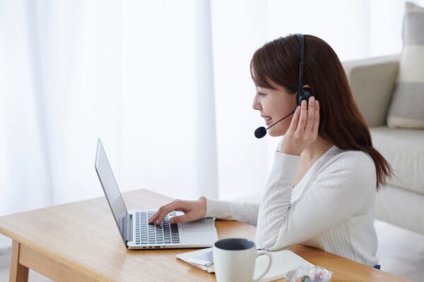 These communication habits can make you highly likable at work, says communication expert Vanessa Van Edwards