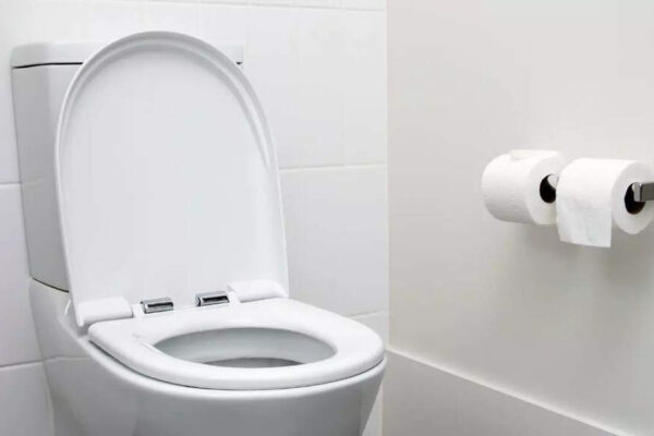 7 causes of pee that smell bad without pain and the health risks to watch for |