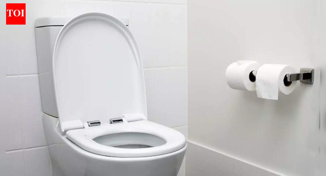 7 causes of pee that smell bad without pain and the health risks to watch for |