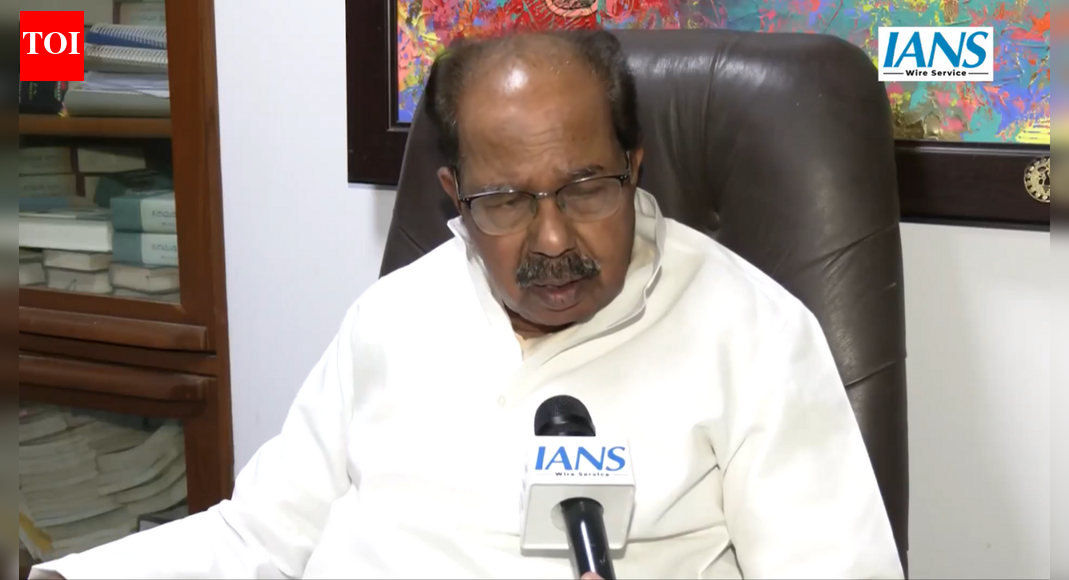 Veteran Congress leader M Veerappa Moily has criticized the party’s high command for the ongoing leadership crisis in Karnataka. He emphasized the need for discipline within the party, stating that leadership representatives should have anticipated the current political turmoil. Moily refrained from commenting on specific leadership changes, focusing instead on the immediate requirement for party discipline.  NEW DELHI: Amid the ongoing leadership crisis in Karnataka over chief ministerial post, veteran Congress leader M Veerappa Moily on Friday launched a broadside against the party high command, saying that “discipline” has to brought into the party.While talking to news agency IANS, former Union minister said that the high command representatives should have foreseen some of these developments in the state.”If you want to turn it into a political turmoil, yes, it can happen, but the leaders of the Congress party who are in responsible positions, and also our high command representatives, whoever they may be, should have foreseen some of these developments. It’s not a sudden development,” Moily said.”I will not comment on who should continue, whether he should continue or whether a new Chief Minister will come or not. I am not on that. First, discipline has to be brought into the party,” he added.This comes amid the ongoing tussle between Karnataka CM Siddaramaiah and his deputy DK Shivakumar over the top job in the state.About the AuthorTOI News DeskThe TOI News Desk comprises a dedicated and tireless team of journalists who operate around the clock to deliver the most current and comprehensive news and updates to the readers of The Times of India worldwide. With an unwavering commitment to excellence in journalism, our team is at the forefront of gathering, verifying, and presenting breaking news, in-depth analysis, and insightful reports on a wide range of topics. The TOI News Desk is your trusted source for staying informed and connected to the ever-evolving global landscape, ensuring that our readers are equipped with the latest developments that matter most.”Read MoreEnd of ArticleFollow Us On Social MediaVideosIndia’s Updated Quake Map Warns Entire Himalayan Arc Faces Major Risk, Forcing Urgent Safety Reforms’They Are Ours, We’ll Prove It’: Pakistani Leader’s Absurd Claim On ‘Gujarat, Haryana, Rajasthan’Cyclone Ditwah Intensifies, Monsoon Fury Slams Sri Lanka With At Least 56 Dead And Dozens MissingViral Video: Stage Crashes During UP Wedding As BJP Leaders Gather To Greet Bride & GroomIndia-Russia Summit Dates Out As PM Modi, Putin Review S-400, Su-57 And Global Security ChallengesGoldy Dhillon Gang Member Arrested In Delhi For Kapil Sharma’s Kap’s Cafe Shootings Across CanadaIndia Sends A Strong Warning: Rajnath Singh Says Sovereignty And Security Will Never Be NegotiableCongress, BJP Face Off Over Kumar Ketkar’s Controversial Remark CIA, Mossad Helped Modi Win in 2014Tejas Is The Safest, Says HAL Chief, Rejecting All Concerns After Dramatic Dubai Air Show AccidentPakistan Army General Warns Of Hybrid-To-Full War As Pakistan Reshapes Military Power Under Munir123PhotostoriesHow to make iron and protein-rich Egg and Spinach Omelette for breakfast8 modern-sounding Indian baby names starting with letter B5 places where the sun never sets (or never rises): How travellers experience it2025 Bollywood celebs baby name reveal posts: Sidharth Malhotra – Kiara Advani’s daughter Saraayah to Parineeti Chopra – Raghav Chadha’s son NeerSarayna Ponvannan, Samyuktha Shanmuganathan, Amala Paul: South actresses who found true love the second timeHow to grow Guava in a pot on your balconyEating sweet potatoes regularly? 7 health benefits of sweet potatoes on your blood sugarSaturday Remedies: 5 Powerful Remedies To Appease Shani Dev10 phrases that can affect a child’s mood and mental health‘Tere Ishq Mei’ promotions: Turn up the sass this shaadi season with Kriti Sanon’s ‘Mukti’-inspired traditional looks123Hot PicksDelhi AQI TodayNew Labour CodeWorld NewsGold rate todaySilver rate todayPublic Holidays NovemberBank Holidays NovemberTop TrendingJayden Daniels InjuryCyclone Ditwah ImpactBengaluru techieFortnite Chapter 7 LeakedAyesha CurryFuzzy ZoellerDelhi Car Blast10 Greatest Thanksgiving Moments in NFL historyGabrielle UnionVanessa Bryant