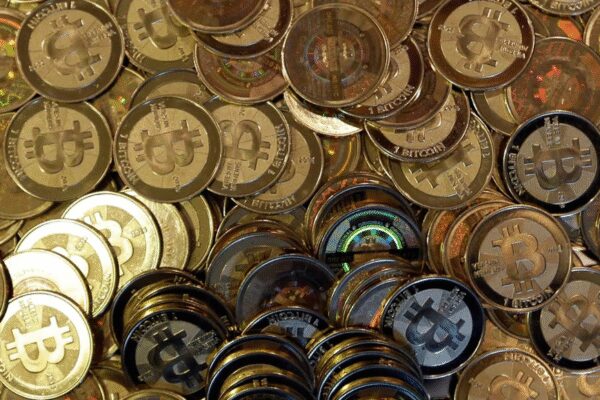 Bitcoin plunges sharply! Cryptocurrency drops below ,000; weak demand, global risks hit sentiment