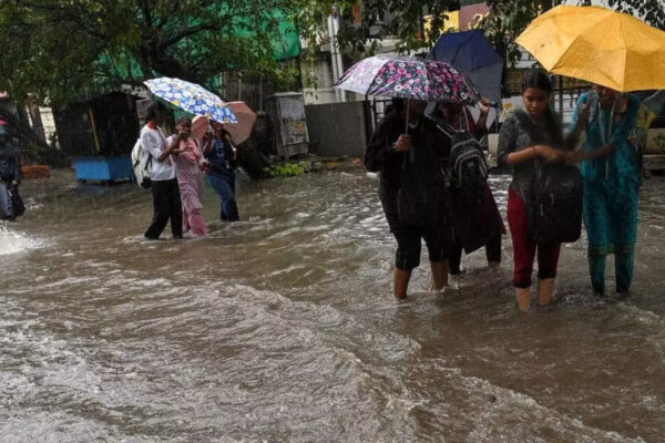Chennai, Tiruvallur and Chengalpet to close schools Tuesday as Cyclone Ditwah nears Tamil Nadu–Puducherry coast; MET warns of persistent rain