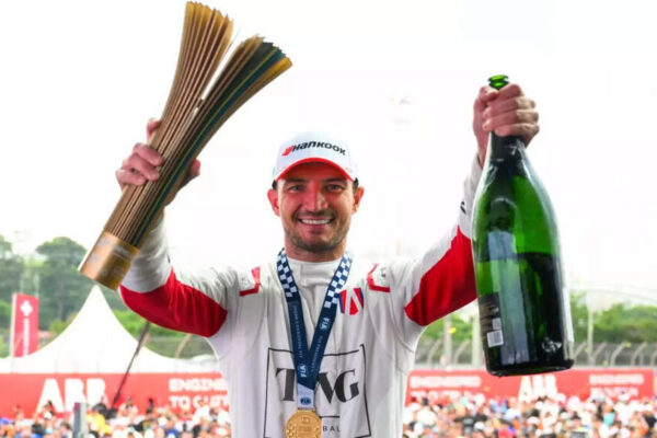 Sao Paulo E-Prix winner Jake Dennis promises girlfriend Lexi Grace Boosey a special victory treat for their pet dog | Formula – E News