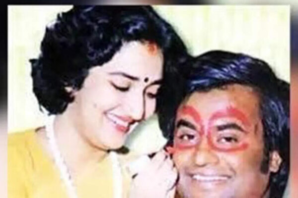 When Latha playfully painted Rajinikanth’s face with lipstick in a heartwarming throwback moment