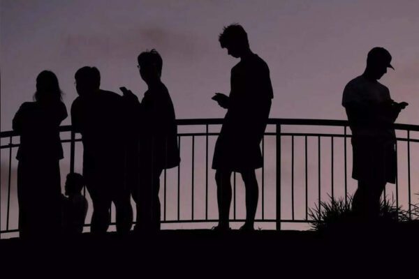 Israel bans mobile phones in primary schools