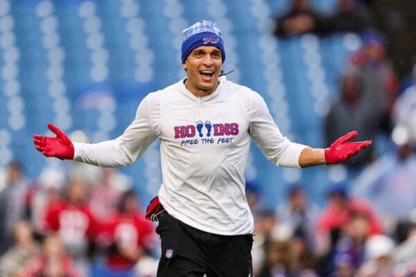 Patriots WR Mack Hollins steals the show as he goes shirtless and barefoot in freezing temperatures