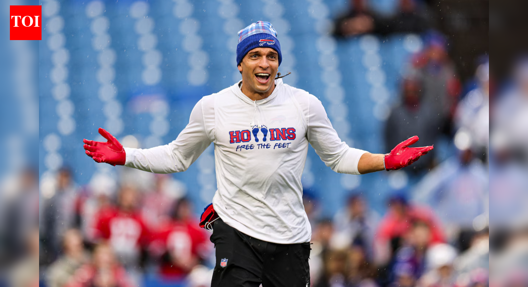 Patriots WR Mack Hollins steals the show as he goes shirtless and barefoot in freezing temperatures