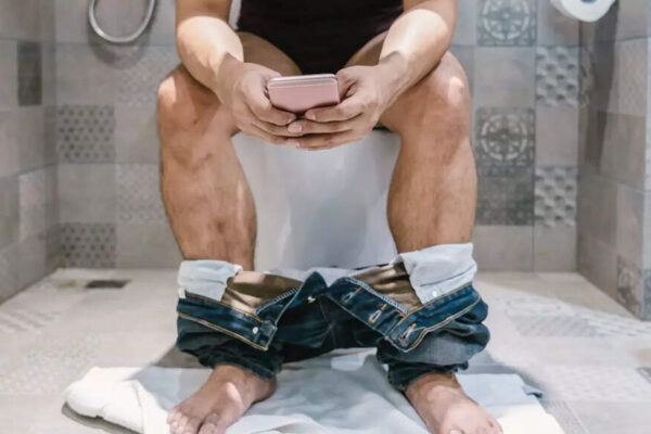 Harvard doctor issues warning: Taking your phone to the toilet could be triggering hemorrhoids |