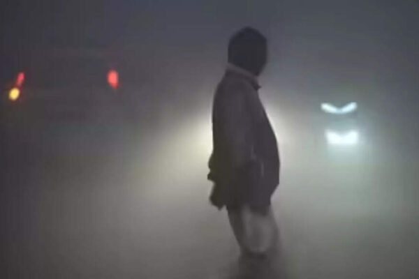Delhi smog tightens grip: AQI stays ‘very poor’ at 370; flights delayed as visibility dips