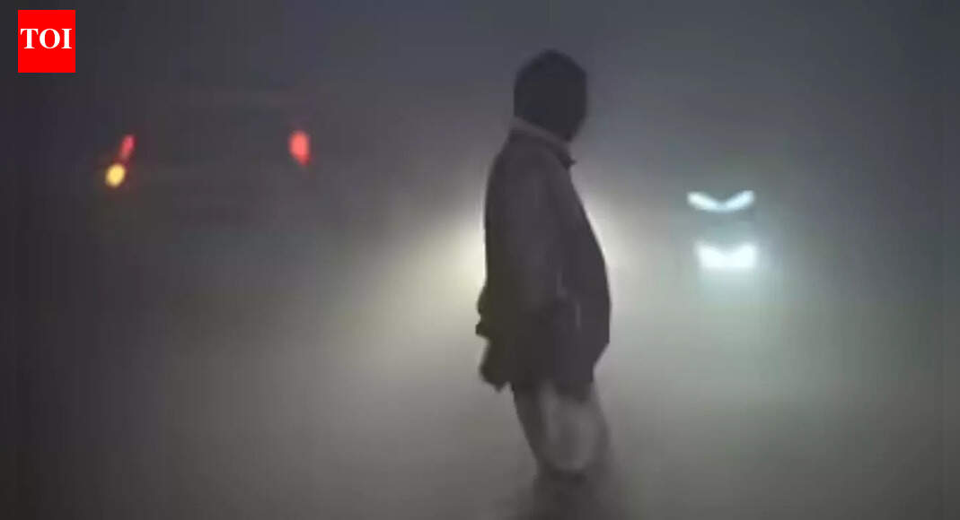 Delhi smog tightens grip: AQI stays ‘very poor’ at 370; flights delayed as visibility dips