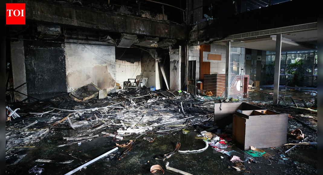 28 reporters trapped on roof: Night of horror for Bangladeshi media houses: 150 PCs looted, cameras broken
