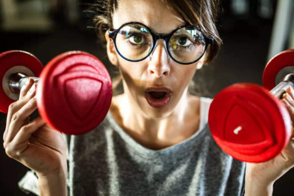Lifting weights with glasses on? Ophthalmologist says it can be riskier than you think |