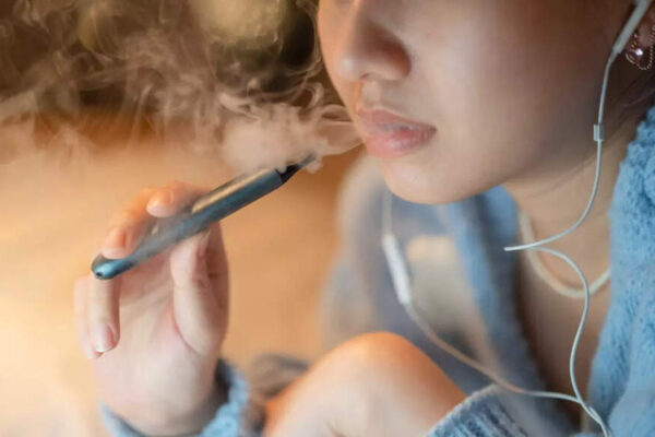 Woman loses sight in one eye after vaping the night before: Doc explains |