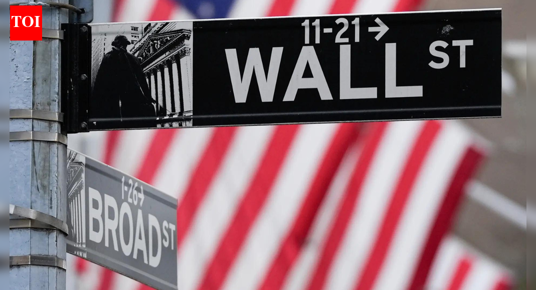 US stocks : S&P 500, Dow, Nasdaq see slight dip in final week of 2025; AI valuation worries linger