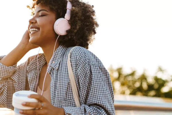 How listening to music while walking boosts your mood and mental clarity |