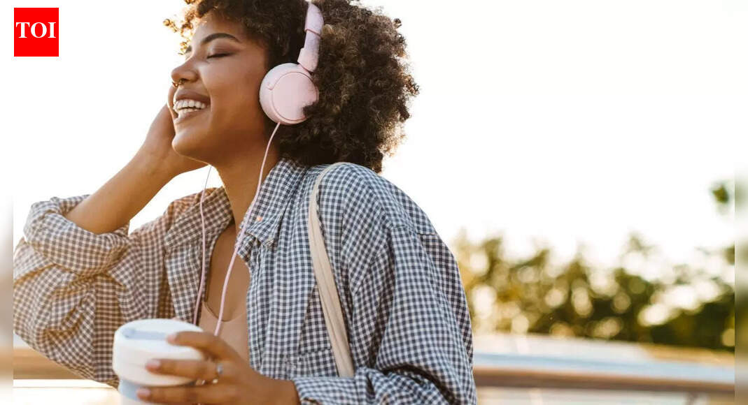 How listening to music while walking boosts your mood and mental clarity |