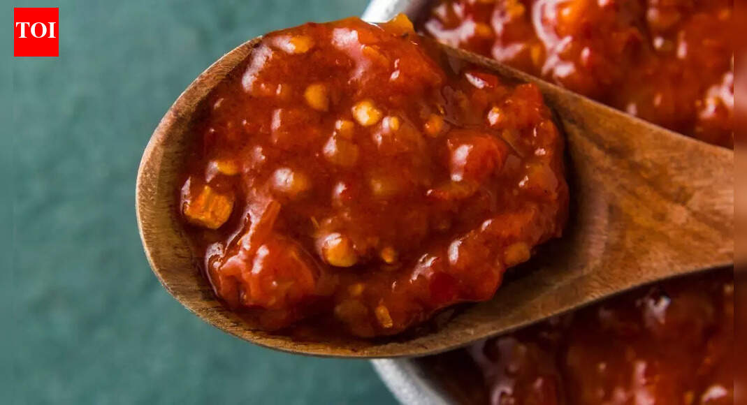 How to make hot and spicy Schezwan chutney at home |