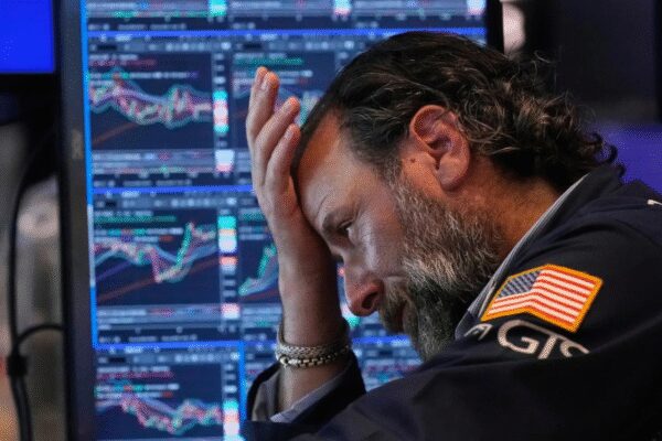 US stocks tick down as tech jitters linger