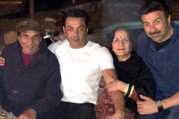 RARE moment from New Year’s Eve with Dharmendra, Parkash Kaur, Sunny and Bobby