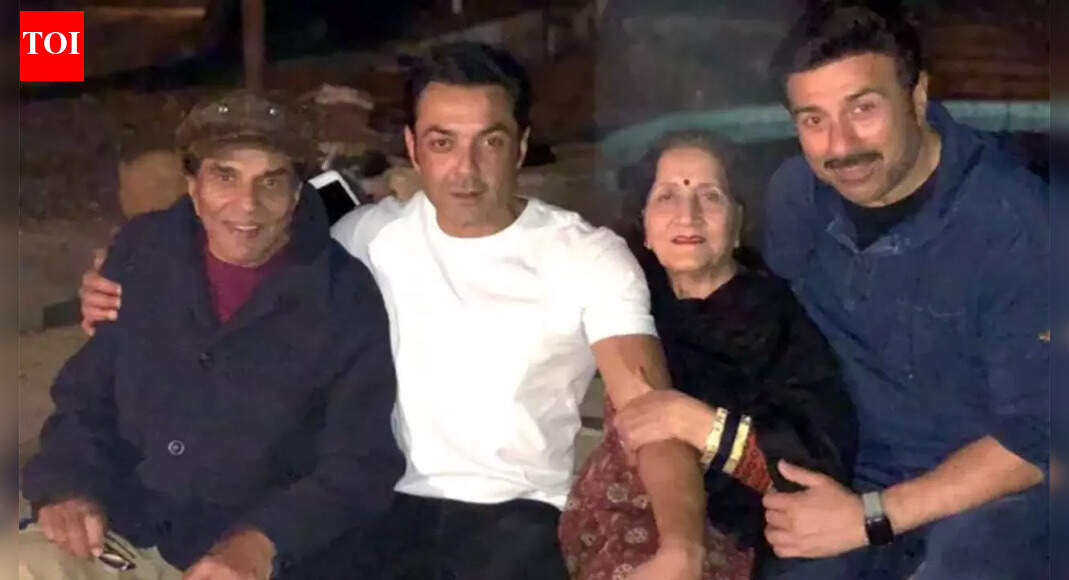 RARE moment from New Year’s Eve with Dharmendra, Parkash Kaur, Sunny and Bobby