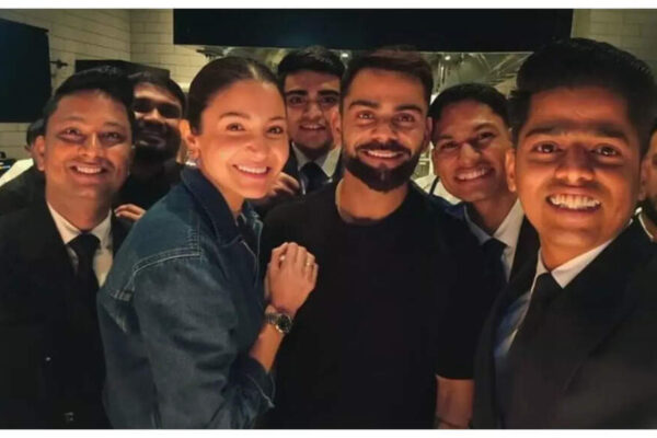 Virat Kohli and Anushka Sharma are all smiles as they pose with hotel staff in Dubai – PICS﻿﻿ |