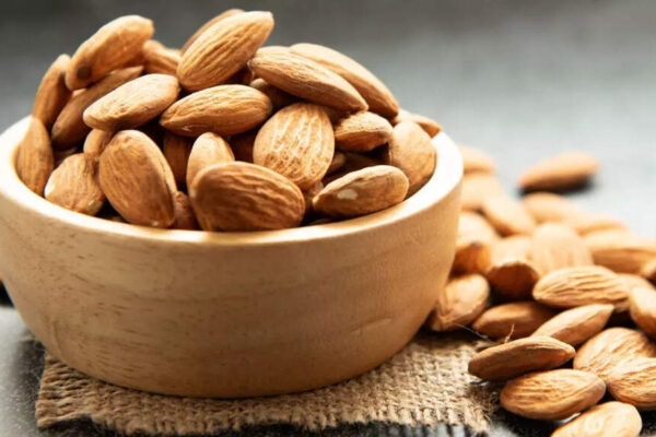 Almonds in the winter diet: Health benefits, possible side effects, who should avoid them, and the right way to eat |