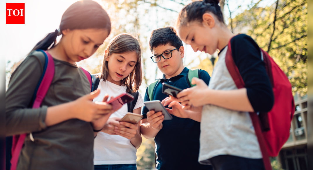 Kids are spending more time on their phones during school, a new study reveals |