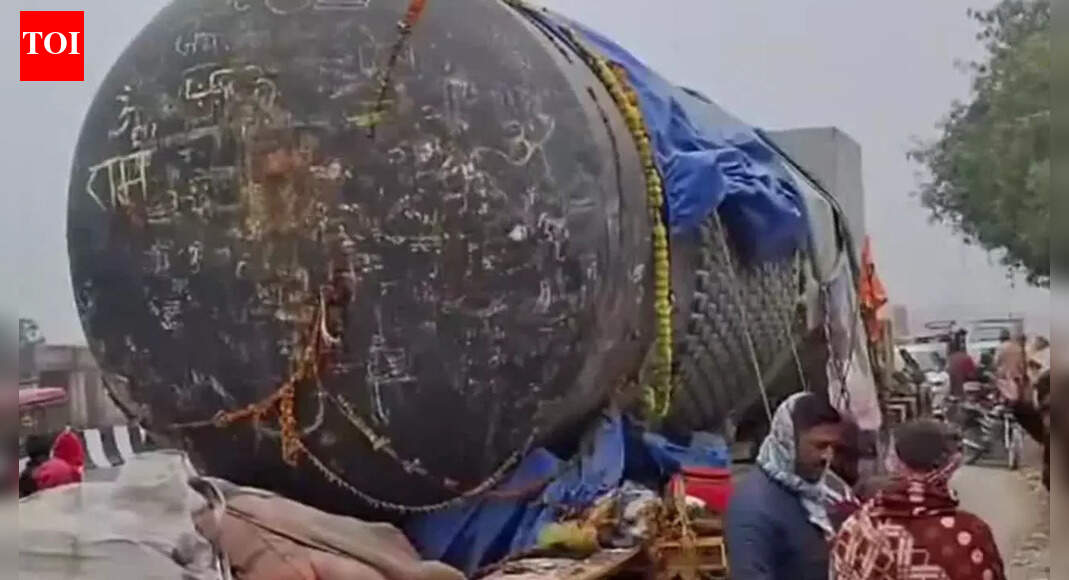 World’s largest Shivling arrives in Bihar after a 2,500-km journey, set for installation at Virat Ramayan Mandir this month |