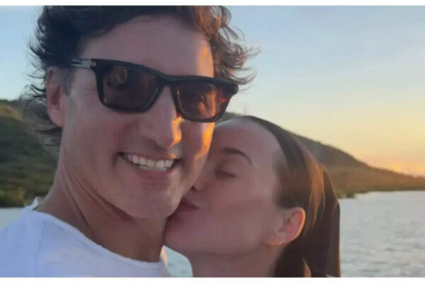 Love is in the air: Justin Trudeau and Katy Perry cozy up in new holiday pics
