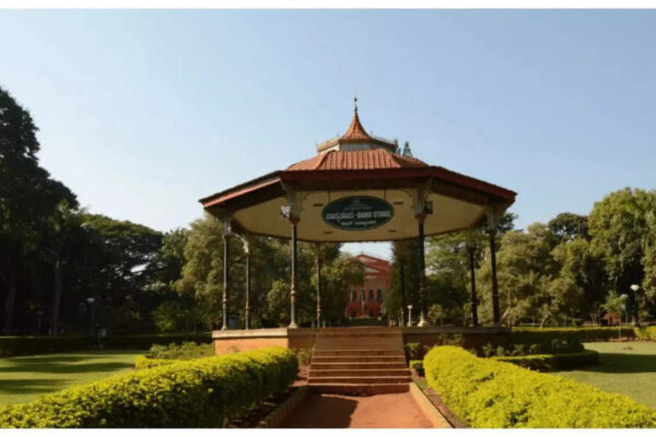 Italian woman travels to Bengaluru to meet long-distance boyfriend, showers love on the city; ‘the temple, the shopping streets, and even the malls….