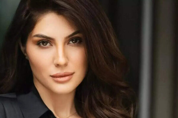 Elnaaz Norouzi says she is still an outsider in Bollywood; she admits LOSING roles often | Hindi Movie News
