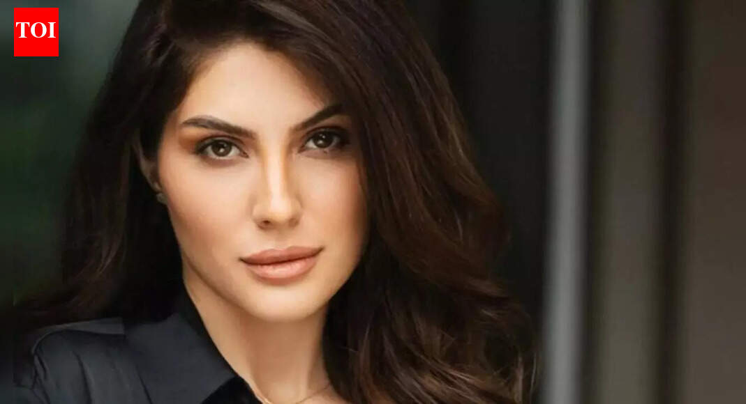 Elnaaz Norouzi says she is still an outsider in Bollywood; she admits LOSING roles often | Hindi Movie News