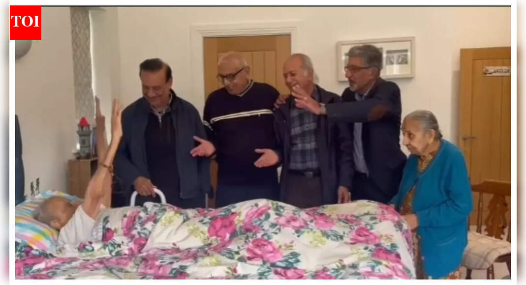 See you on the other side: Heartwarming video shows old man being visited by his friends for the last time; sing ‘tere jaisa yaar kahan’