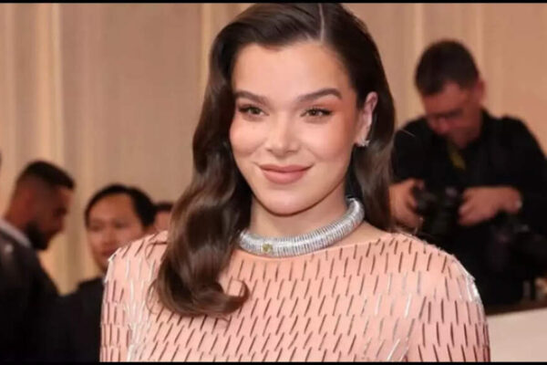 ‘Sinners’ star Hailee Steinfeld debuts her baby bump on Golden Globes red carpet – PICS