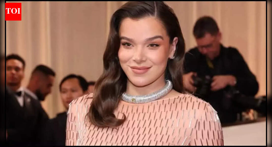 ‘Sinners’ star Hailee Steinfeld debuts her baby bump on Golden Globes red carpet – PICS